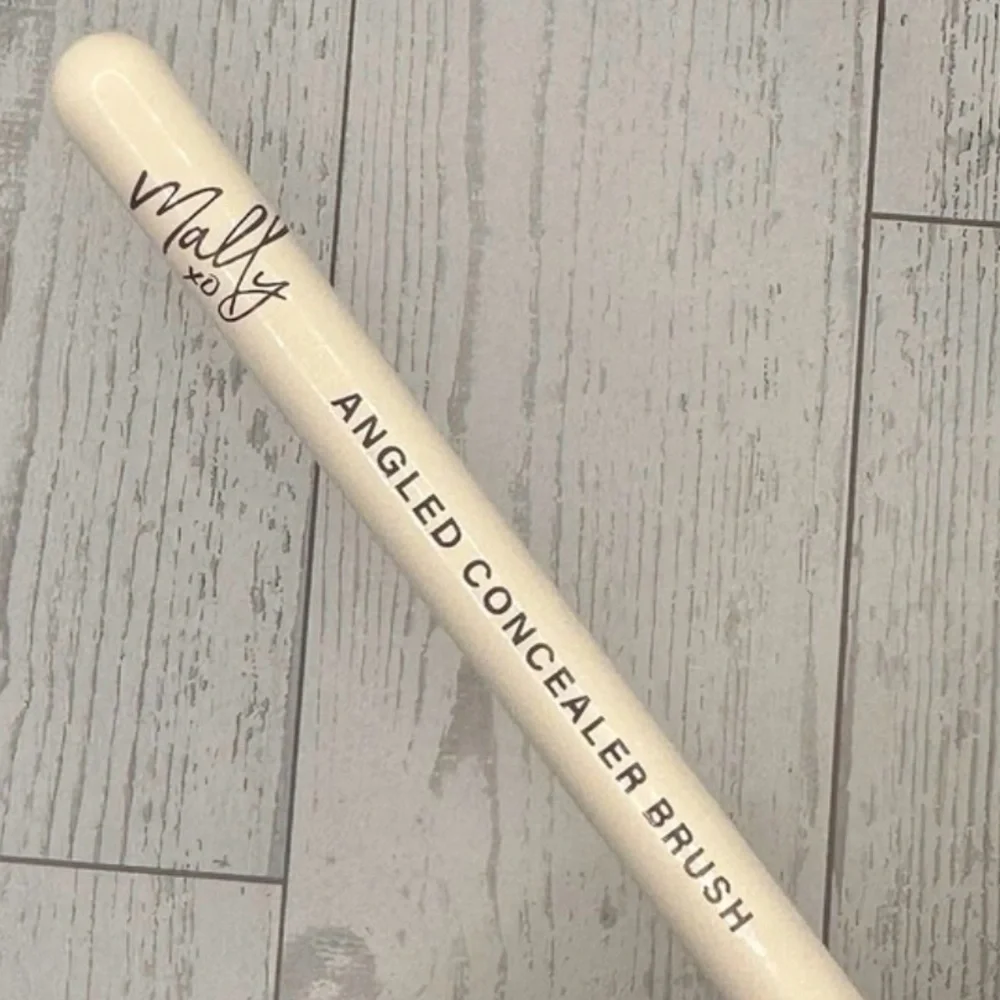 Mally Beauty Makeup Brush with Gold and Cream Handle